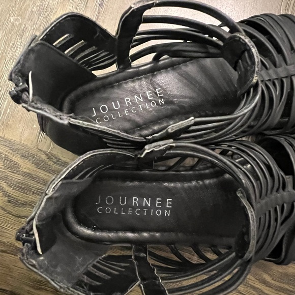 Journee Collection Gladiator Sandals - Picture 5 of 7